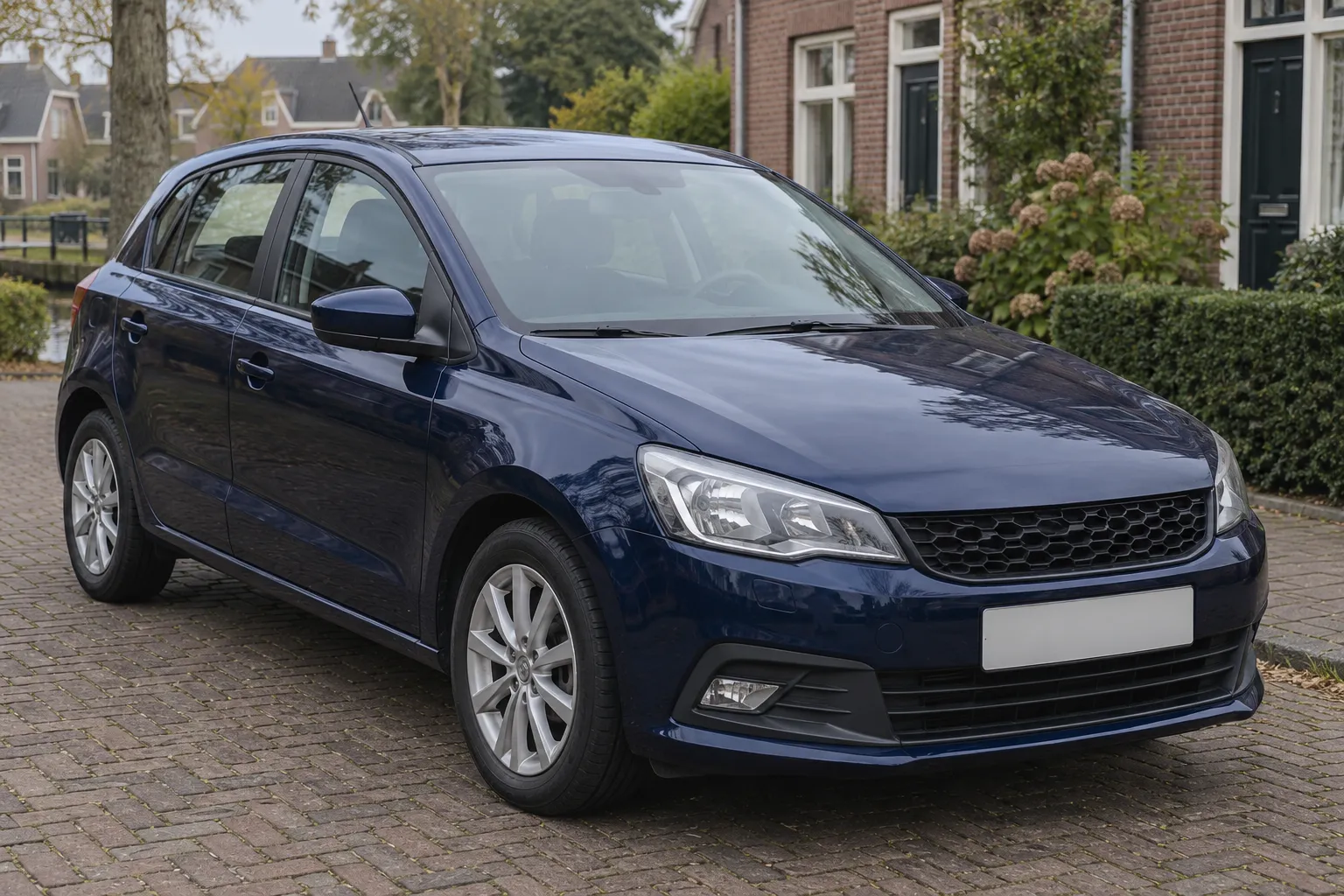 Donkerblauwe hatchback geparkeerd op straat voor rijtjeshuizen, bewolkte lichtregeling